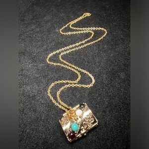 Vintage Avon Queens Ransom 1974 Treasure Chest Necklace Pill Box Keepsake